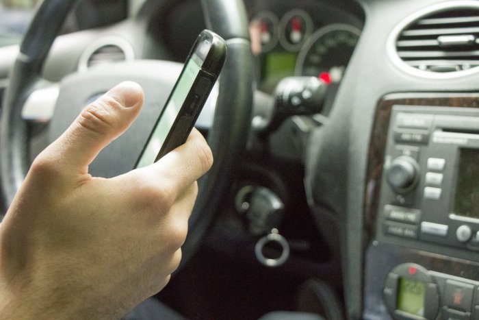 Ilustračný obrázok k článku Pokuty za mobil za volantom sa majú zdvojnásobiť: Previnilcov môžu odhaliť fotoďalekohľady