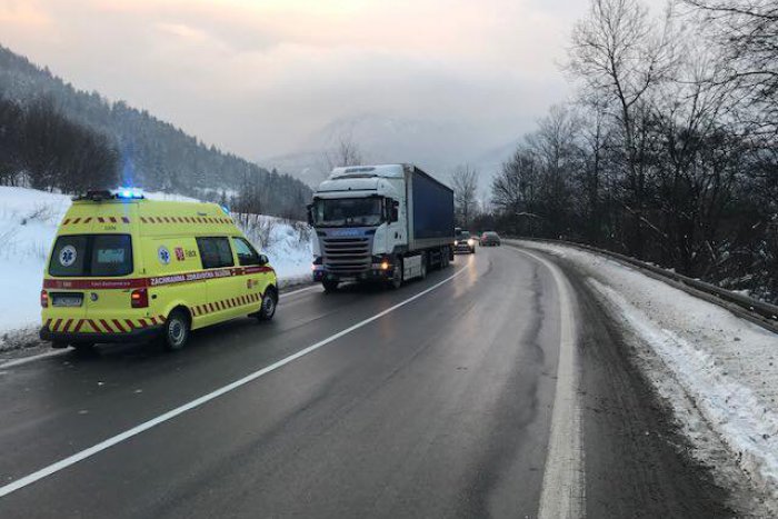 Ilustračný obrázok k článku Nehoda v Ľubochni: Kamión zachytil policajta