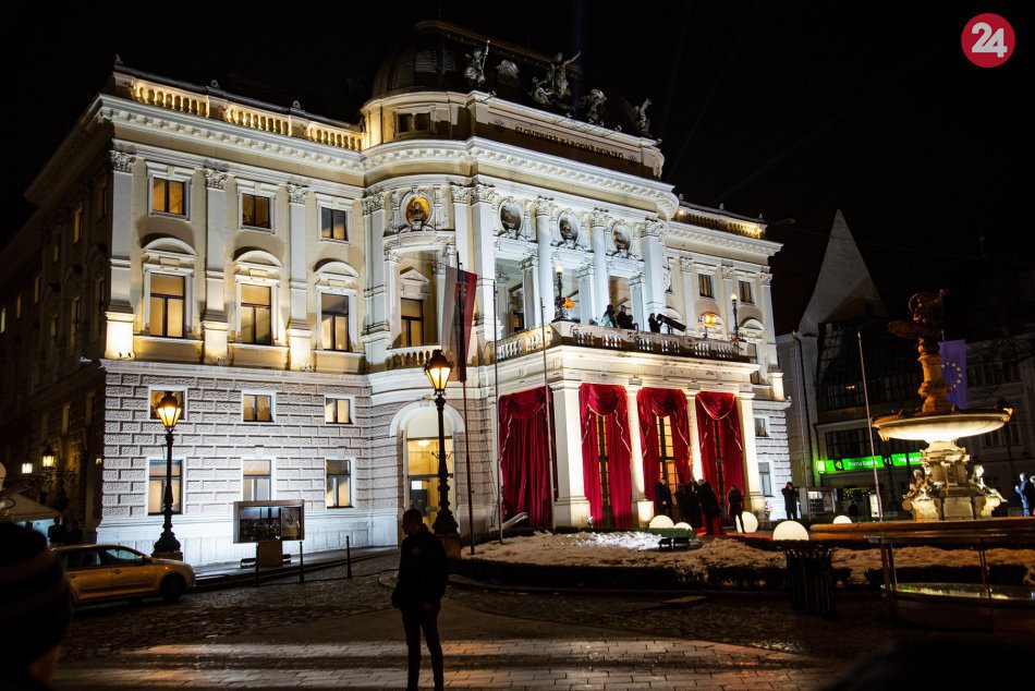 Ilustračný obrázok k článku FOTO: Ples v opere otvoril slovenskú plesovú sezónu. Historická budova SND privítala 300 párov