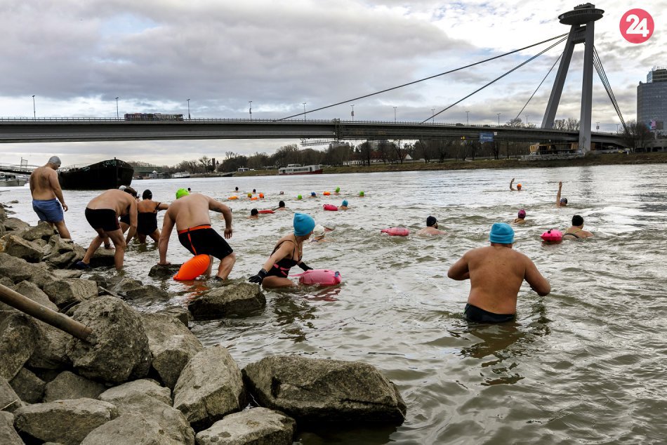 Ilustračný obrázok k článku OBRAZOM: Otužilci si opäť zaplávali vo vlnách studeného Dunaja