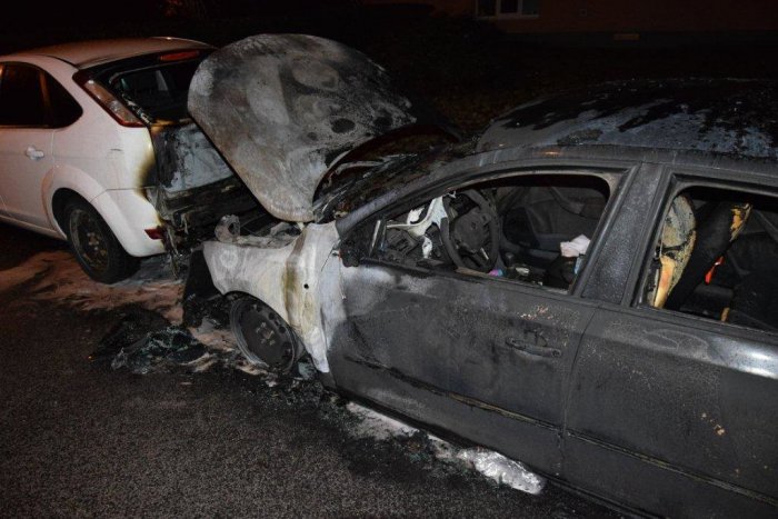 Ilustračný obrázok k článku Polícia rieši nočný požiar v Ružinove. Plameňom padli za obeť dve autá