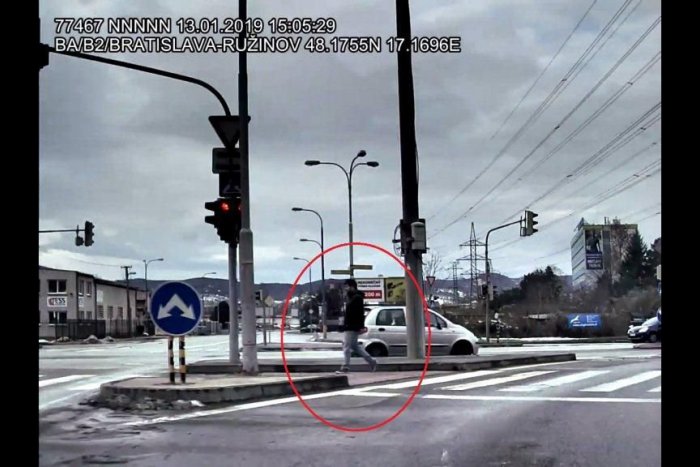 Ilustračný obrázok k článku Prepadli čerpaciu stanicu v Bratislave. Polícia žiada občanov o pomoc