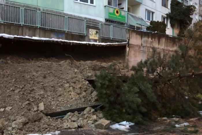 Ilustračný obrázok k článku Nebezpečná situácia na dvoch miestach v Bratislave: Zrútil sa oporný múr medzi domami + FOTO