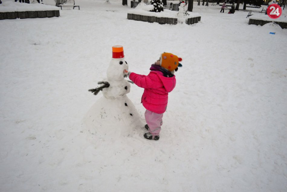 Ilustračný obrázok k článku Na rajeckom námestí využili snehovú nádielku: Pozrite na ten nápad, FOTO