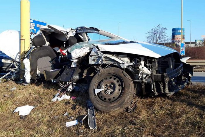 Ilustračný obrázok k článku Druhýkrát sa narodil: Po desivej nehode pri Červenom raku vyšiel z tohto vraku vodič po svojich, VIDEO