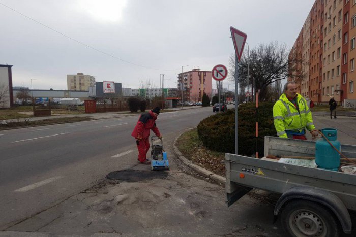 Ilustračný obrázok k článku Šalianska radnica víta podnety od občanov: Teraz sa zaoberajú  výtlkmi aj dopravnými značkami, FOTO