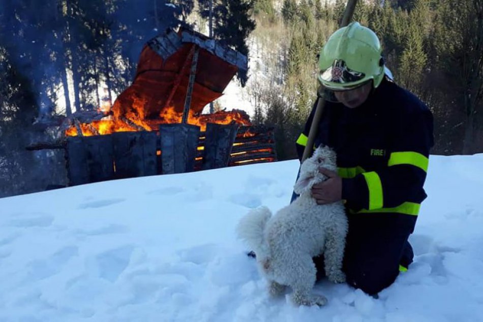 Ilustračný obrázok k článku Požiar chaty v Papradne: Profesionálom pomáhali aj dobrovoľní hasiči, FOTO