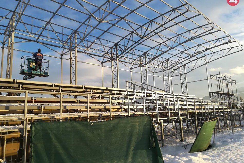 Ilustračný obrázok k článku Rekonštrukcia futbalového štadióna: Nové kontúry naberá východná tribúna, FOTO