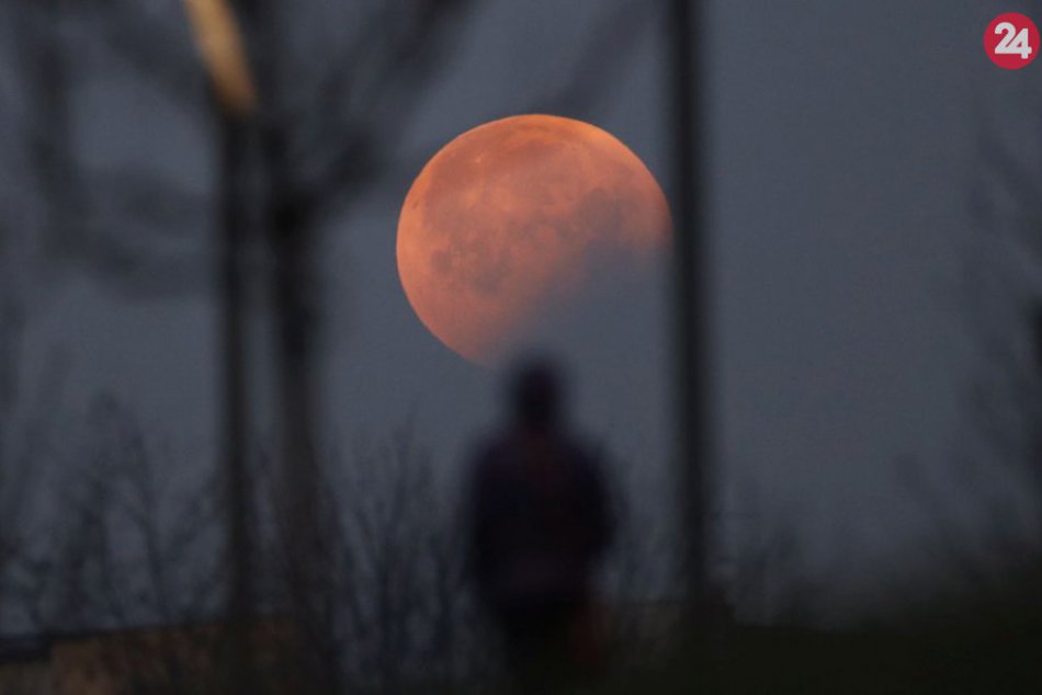 Ilustračný obrázok k článku Úplné zatmenie Mesiaca si vychutnali pozorovatelia po celom svete, FOTO
