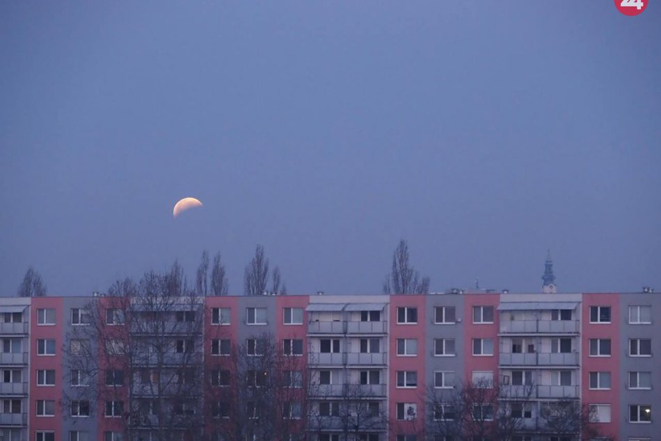 Ilustračný obrázok k článku Úplné zatmenie Mesiaca si nenechali ujsť ani nadšenci spod Zobora, FOTO
