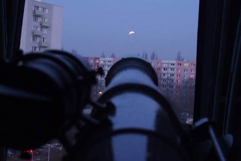 Ilustračný obrázok k článku Pripravujte ďalekohľady: V utorok nastane čiastočné zatmenie Mesiaca