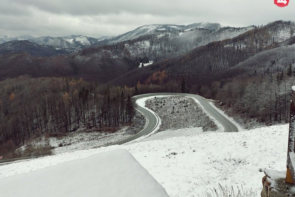 Ilustračný obrázok k článku Sneh komplikuje dopravu: Na Dobšinskom kopci obmedzili premávku