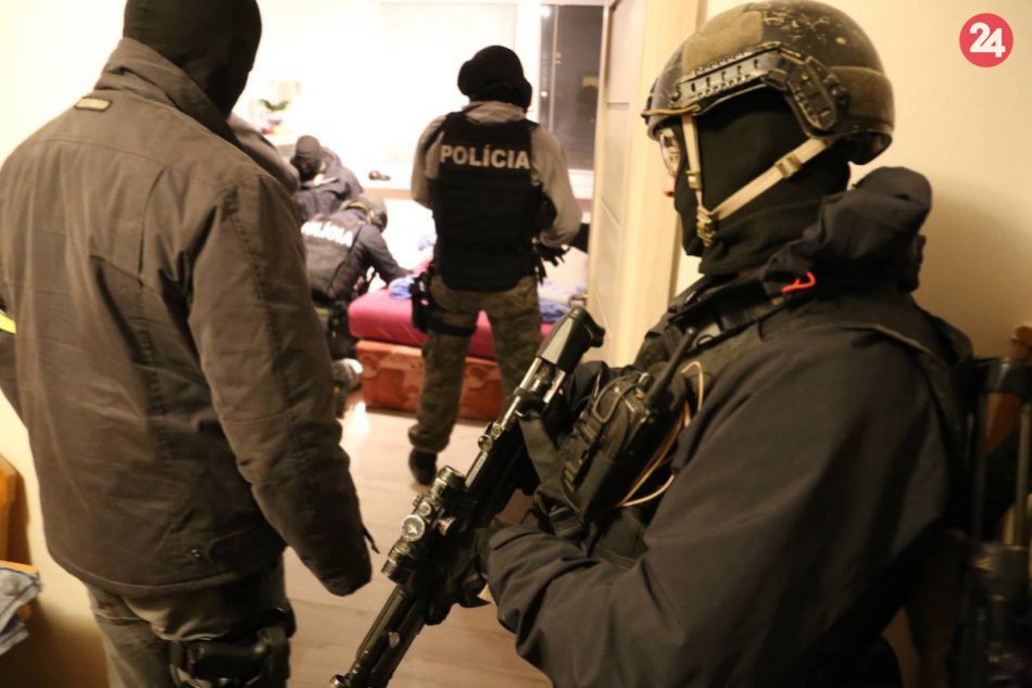 Ilustračný obrázok k článku NAKA pri zásahu na západnom Slovensku zadržala 19 ľudí zo skupiny takáčovcov