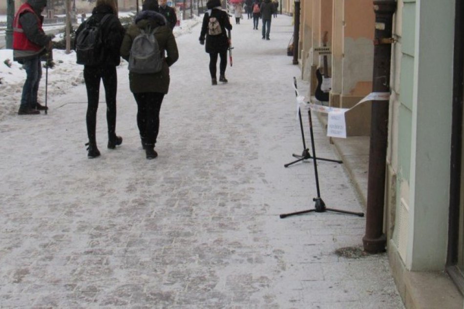 Ilustračný obrázok k článku Prešovčanov bavia vtipné oznamy: V centre mesta sa takto upozorňuje na sneh, FOTO