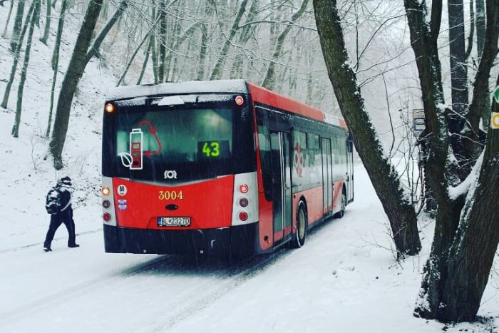 Ilustračný obrázok k článku Sneh opäť skomplikoval dopravu v Bratislave. Postupne však už spoje MHD opäť jazdia