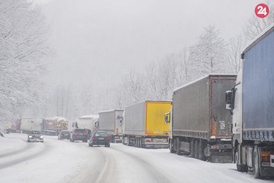 Ilustračný obrázok k článku Na cestách pri Bystrici robí problémy husté sneženie: Najhoršie je to na Donovaloch
