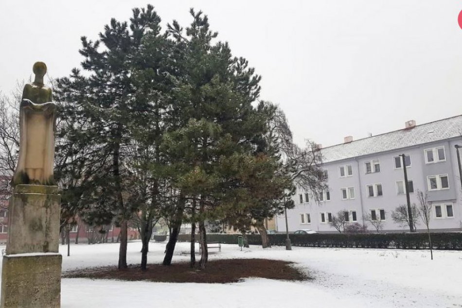 Ilustračný obrázok k článku Hlohovec sa prebudil do zasneženého rána: Mesto prikryla snehová perina, FOTO