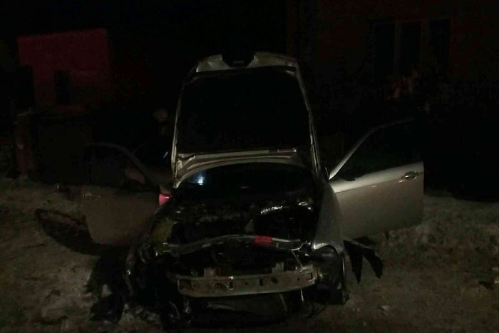 Ilustračný obrázok k článku Kuriózna dopravná nehoda v okrese Trenčín: Auto narazilo do plynovej prípojky, FOTO