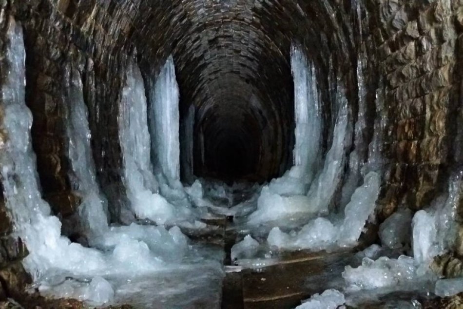 Ilustračný obrázok k článku Slavošovský tunel vzbudzuje pozornosť aj v zime: Sledujte tú nádheru! FOTO