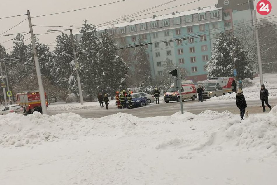 Ilustračný obrázok k článku V Bystrici došlo k nehode 3 áut. V rukách záchranárov skončila zranená osoba, FOTO