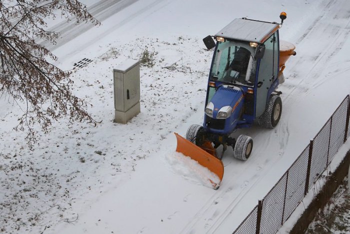 Ilustračný obrázok k článku Podľa prednostu Lučenca nový zákon zdvojnásobil náklady zimnej údržby chodníkov