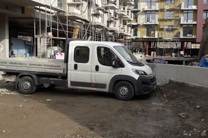 Ilustračný obrázok k článku Polícia na stavenisku v Košiciach odhalila 21 nelegálnych pracovníkov