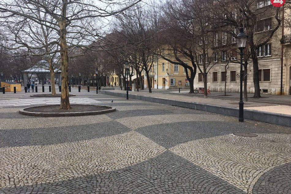 Ilustračný obrázok k článku FOTO: Z Hviezdoslavovho námestia zmizli všetky lavičky. Vieme, kam sa podeli
