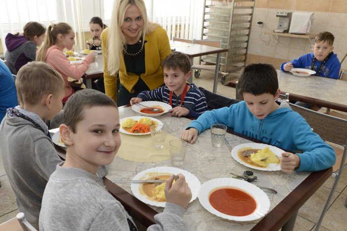 Ilustračný obrázok k článku Mesto reaguje na nesúhlasnú petíciu: Odpovedá rodičom k problému obedov na Bottovej