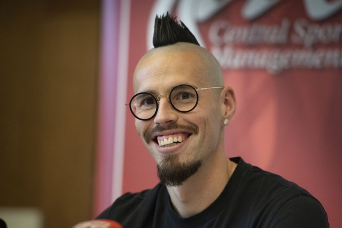 Ilustračný obrázok k článku Marek Hamšík sa so spoluhráčmi dorozumieva len s ťažkosťami: Na ihrisku používa gestá