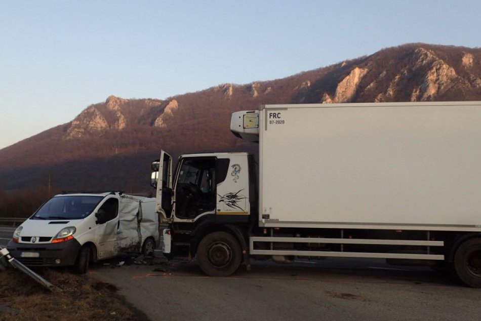 Ilustračný obrázok k článku FOTO z miesta: Pri Brzotíne sa zrazil kamión a dodávka