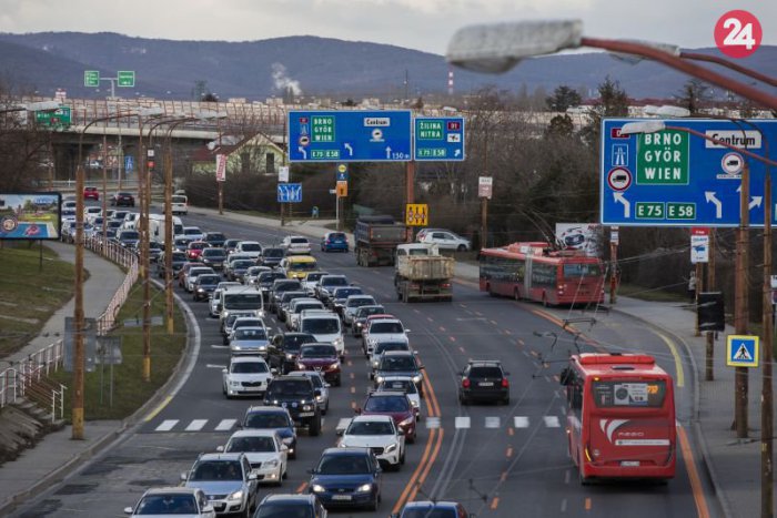 Ilustračný obrázok k článku Vodiči sa zdržia najmä pri vjazde do centra Bratislavy, a to do 20 minút
