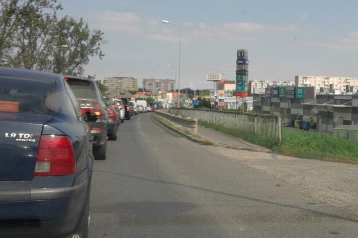 Ilustračný obrázok k článku Vyhodnotili údaje o doprave v Šali: Vodičov spomaľuje prehustený tranzit
