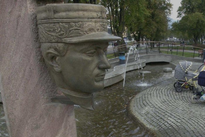 Ilustračný obrázok k článku Dnes je na humenskom námestí len odliatok hlavy: FOTO celej sochy M. R. Štefánika