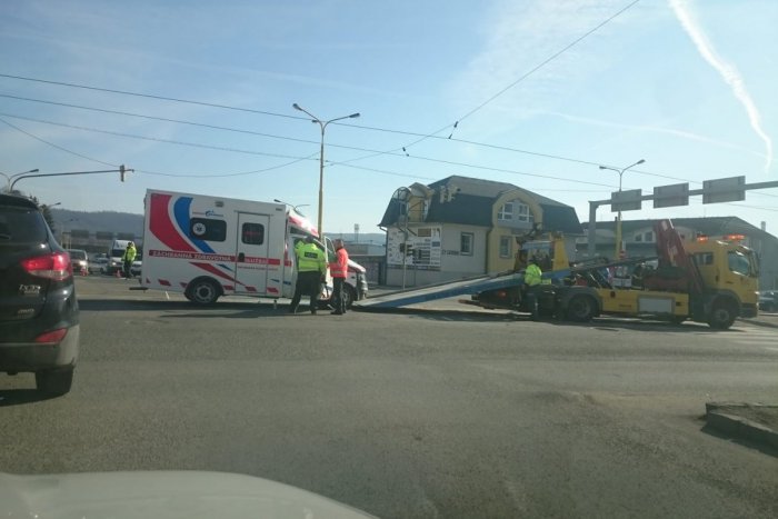 Ilustračný obrázok k článku Záchranárske auto sa zrazilo s električkou na križovatke v MČ Juh