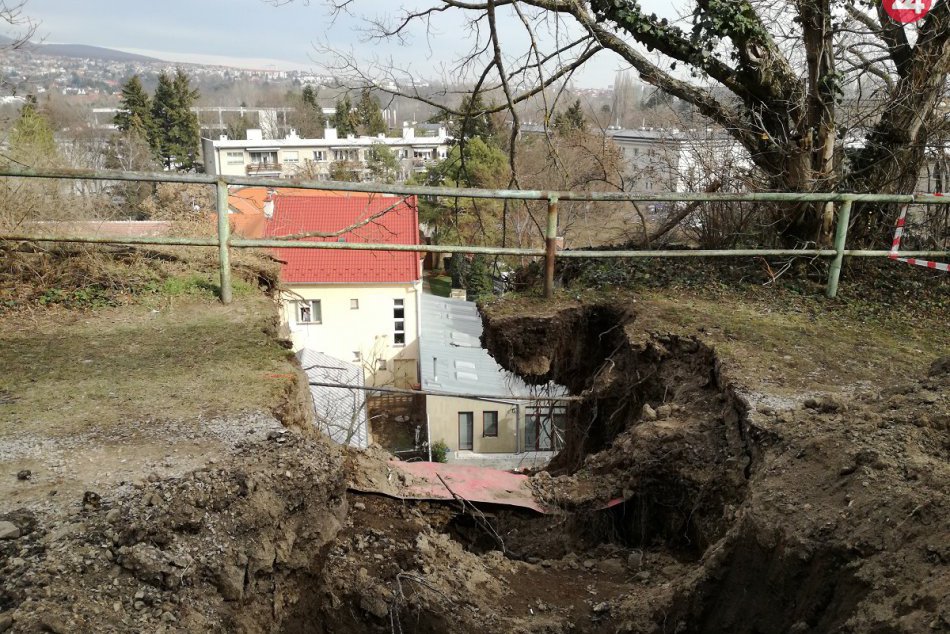 Ilustračný obrázok k článku Pod Nitrianskym hradom sa odtrhol kus zeme: Trhlina bola dlhá 6 metrov