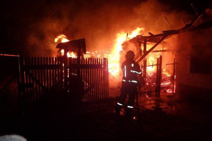 Ilustračný obrázok k článku Nočný požiar: V Polomke zasahujú hasiči pri požiari sila v drevárskom podniku