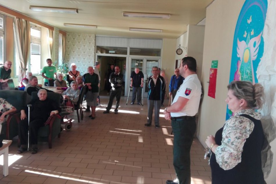 Ilustračný obrázok k článku Bezpečná jeseň života: Rožňavskí policajti informovali dôchodcov o rôznych nástrahách, FOTO