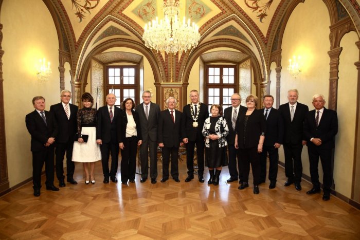 Ilustračný obrázok k článku Do kroniky Bystrice pribudli ďalšie významné mená. Títo ľudia získali najvyššie ocenenia mesta