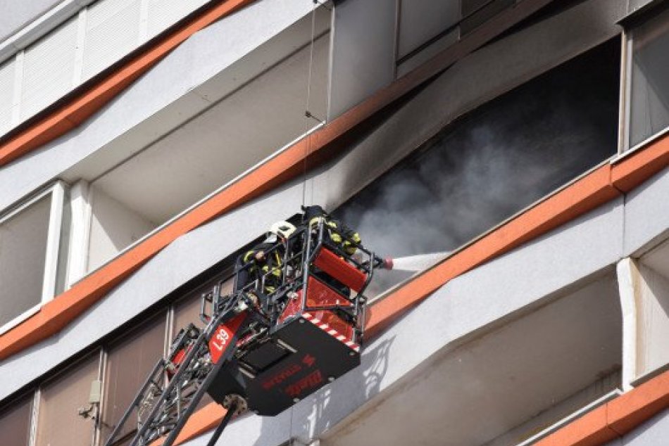 Ilustračný obrázok k článku Pri požiari bytu v Bratislave zasahovali desiatky hasičov: Jedna osoba sa zranila, FOTO