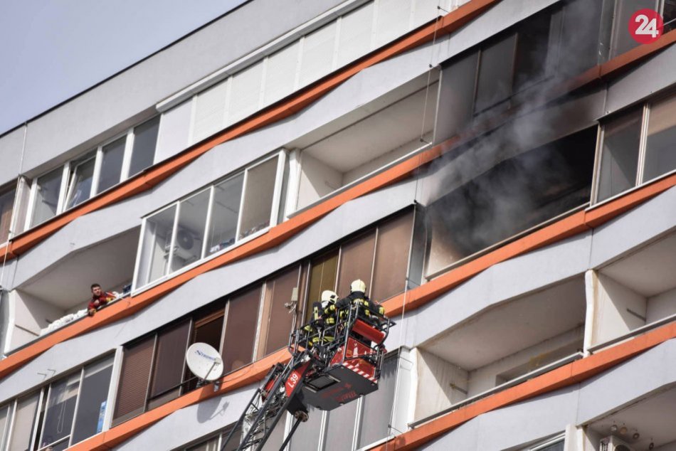 Ilustračný obrázok k článku Pri požiari bytu v Petržalke dovedna zasahuje 38 profesionálnych hasičov