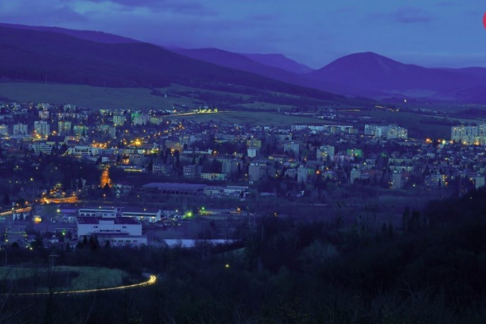Ilustračný obrázok k článku Krásny pohľad: Pozrite si naše mesto z výšky vo večernom šate, FOTO