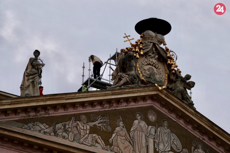Ilustračný obrázok k článku FOTO: Bratislava obnovuje atiku Primaciálneho paláca a jej sochársku výzdobu