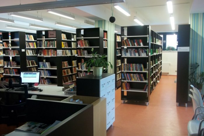 Ilustračný obrázok k článku Koniec výdaja kníh cez okienko: Brány knižnice ostali opäť zatvorené