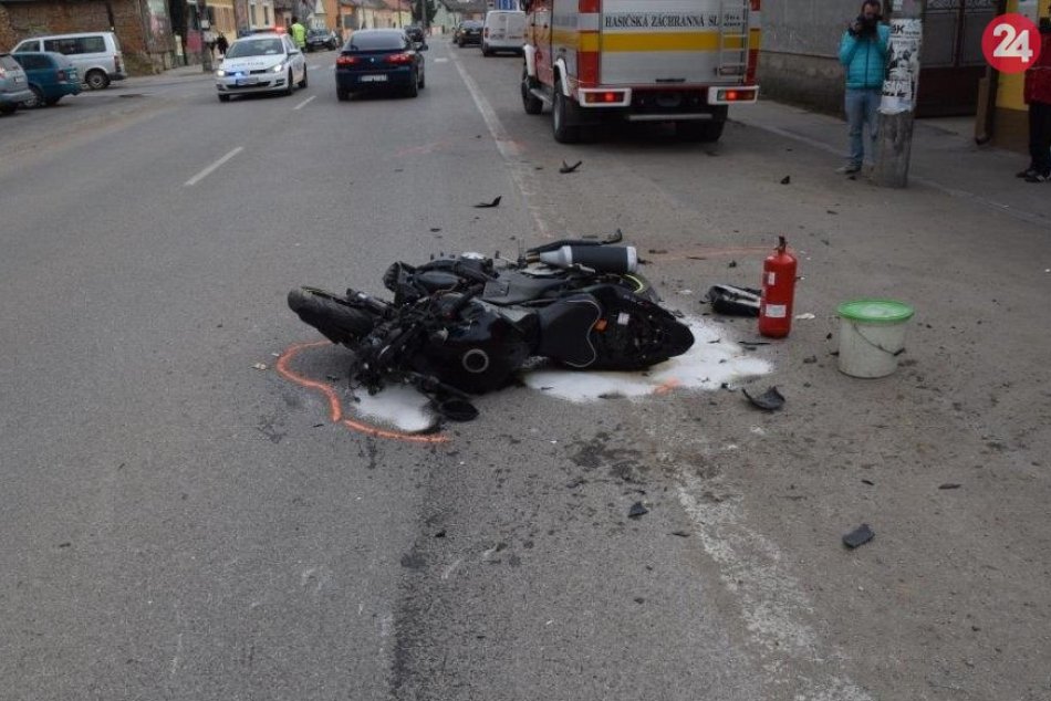 Ilustračný obrázok k článku Mladý vodič (17) v Tornali zrazil motorkára. Po nehode odišiel, FOTO