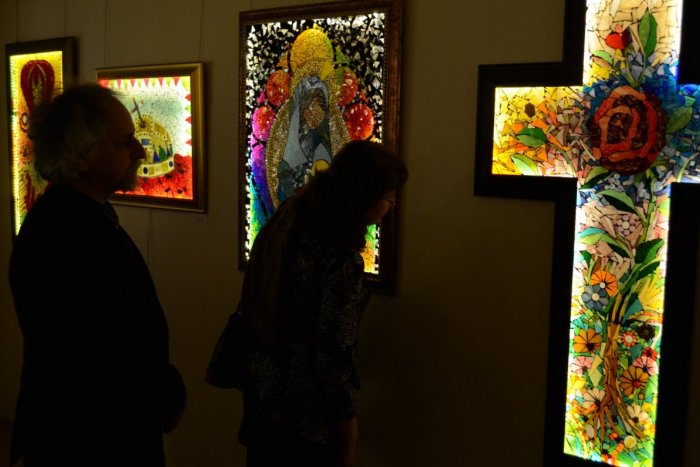 Ilustračný obrázok k článku Hravé farby svetla a znamenia: Výstava v múzeu prináša zbierku sklenených mozaík