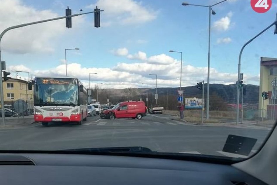 Ilustračný obrázok k článku Nehoda na Partizánskej ceste: Z miesta hlásia 2 zranené osoby, FOTO