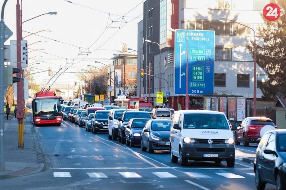 Ilustračný obrázok k článku V Bratislave komplikujú dopravu viaceré dopravné nehody a obmedzenia
