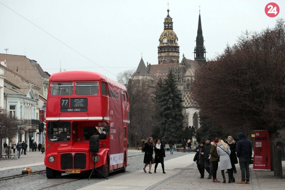 Ilustračný obrázok k článku Červený londýnsky autobus v centre mesta pripomenul obchody s ľuďmi