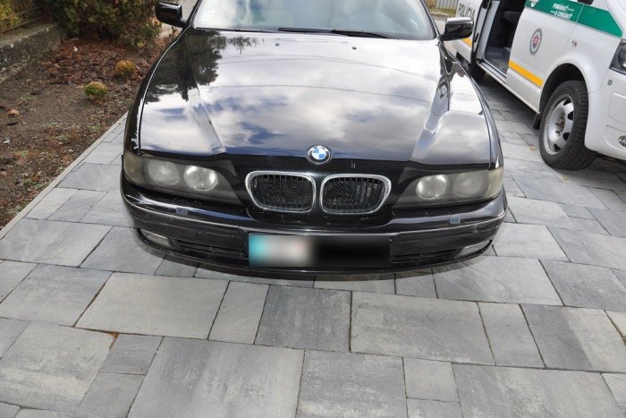 Ilustračný obrázok k článku Polícia: Mladá Humenčanka vyšla na BMW, pošmykla sa a rozbila okno, FOTO