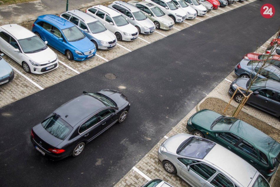 Ilustračný obrázok k článku Rezidenčné parkovanie v Petržalke: Viacnásobné sčítanie áut sa nevydarilo
